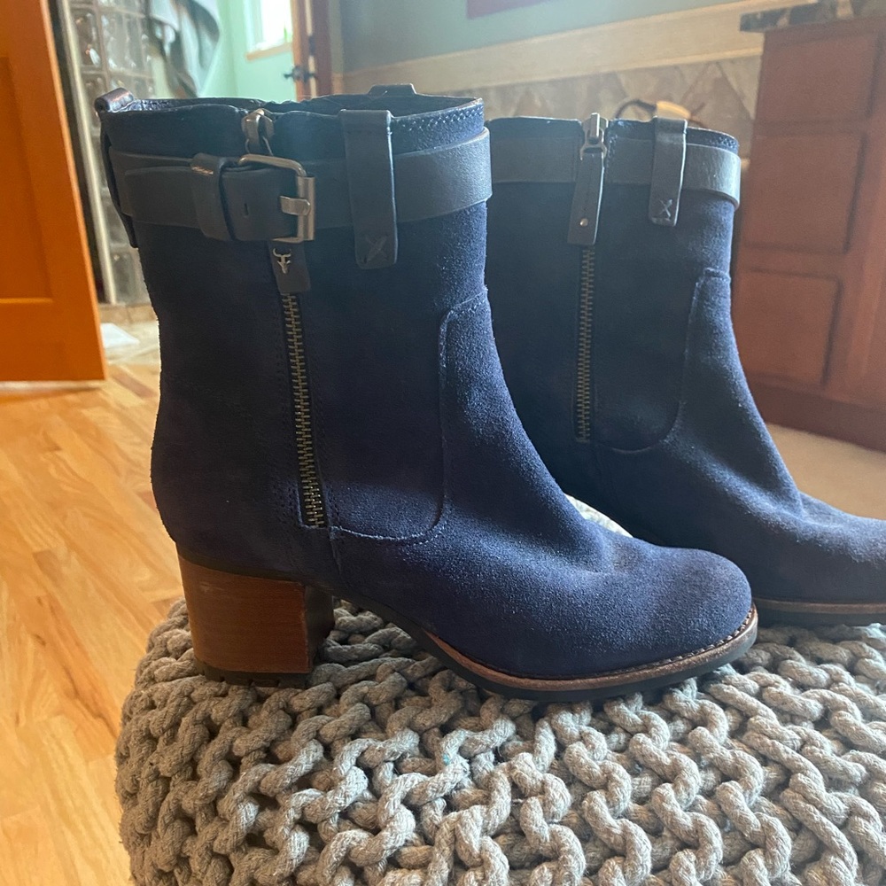 Like new navy Trask boots